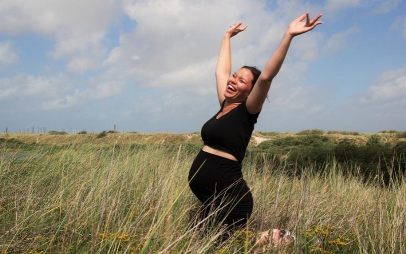 Mẹ bầu nên vận động nhẹ nhàng trong tháng cuối thai kỳ. (Ảnh: Sưu tầm Internet)