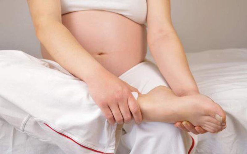 Ra máu âm đạo kèm chuột rút mẹ bầu cần đi bác sĩ. (Ảnh: Sưu tầm internet)