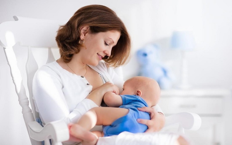 Mẹ tăng cường cho bé bú thường xuyên để giảm tình trạng viêm tuyến vú (Ảnh: Sưu tầm Internet)