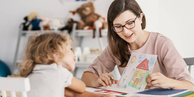 Nên dạy trẻ tương tác bằng cách mặt đối mặt. (Ảnh: Sưu tầm internet)