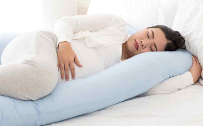 Tư thế ngủ tốt cho bà bầu 3 tháng cuối. (Ảnh: Sưu tầm Internet)
