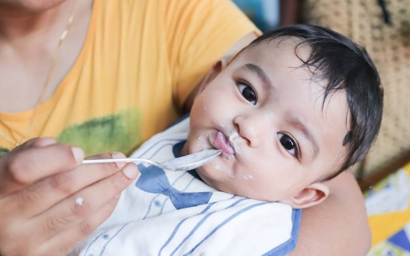 Cai sữa bé đầu để cơ thể đủ sức nuôi thai nhi. (Ảnh: Sưu tầm Internet)