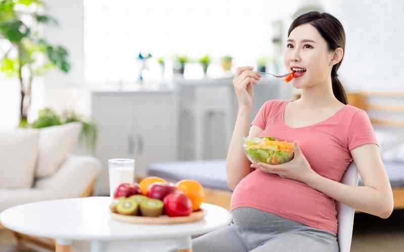 Bà bầu cần bổ sung đầy đủ dinh dưỡng để nuôi thai nhi và có sữa cho bé bú. (Ảnh: Sưu tầm Internet)