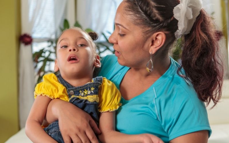 Chăm sóc và yêu thương giúp trẻ cải thiện đáng kể tình trạng dị tật bẩm sinh. (Ảnh: Sưu tầm Internet)