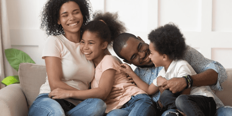 Cha mẹ luôn đồng hành cung con để dạy cho con các kỹ năng tốt nhất (Nguồn: Sưu tầm Internet)