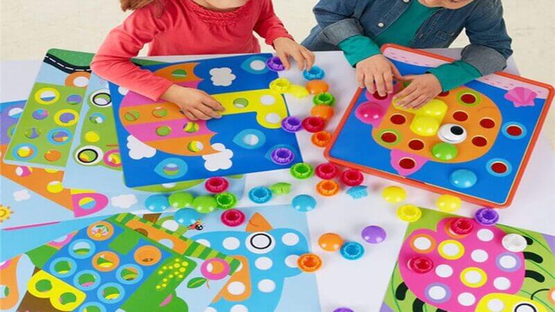 Bố mẹ cần phải đặc biệt chú ý khi lựa chọn đồ chơi cho bé. (Ảnh: Sưu tầm Internet)