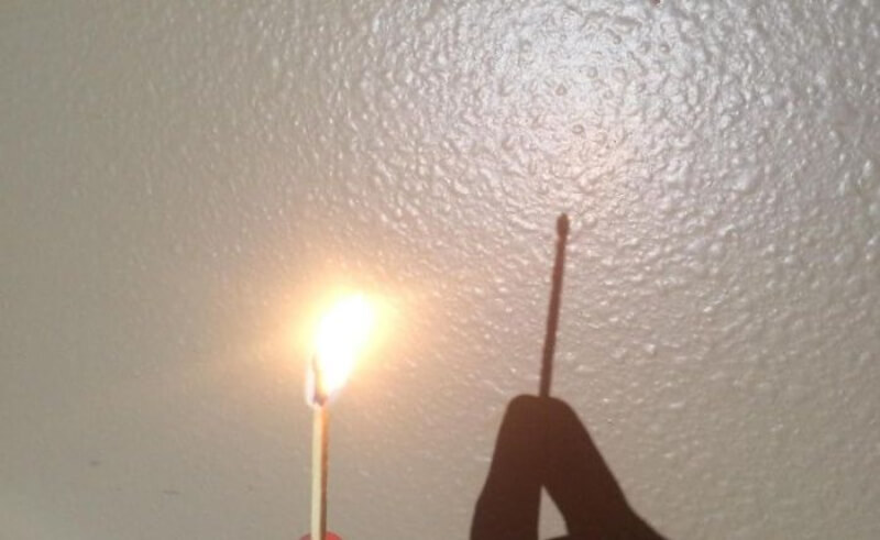 Thí nghiệm khoa học về que diêm không có bóng. (Ảnh: Sưu tầm Internet)