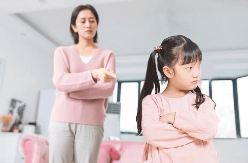 Cần răng đe khi trẻ có hành động bất lịch sự. (Ảnh: Sưu tầm Internet)