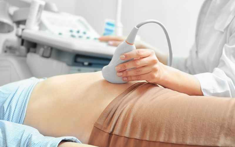 Phụ nữ mang thai 10 tuần bị ra máu nên đi khám sớm. (Ảnh: Sưu tầm Internet)