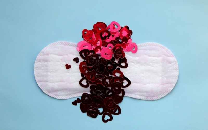 Máu báo sảy thai hoặc thai ngoài tử cung ra nhiều, có thể vón cục. (Ảnh: Sưu tầm Internet)