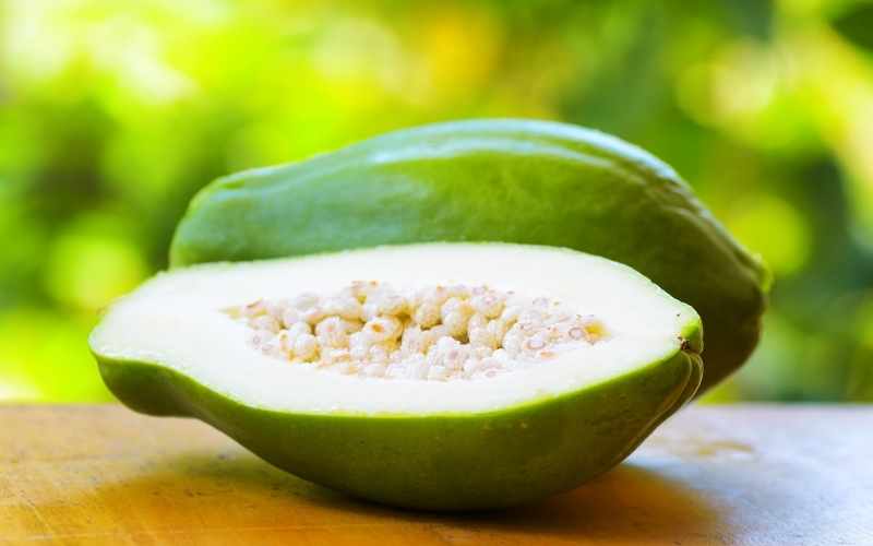 Đu đủ xanh có thể gây co thắt tử cung dẫn đến sảy thai. (Ảnh: Sưu tầm Internet)