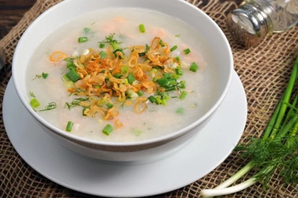 Ăn cháo sẽ giúp các mẹ dễ tiêu hóa hơn khi bị tiêu chảy (Ảnh: Sưu tầm Internet)