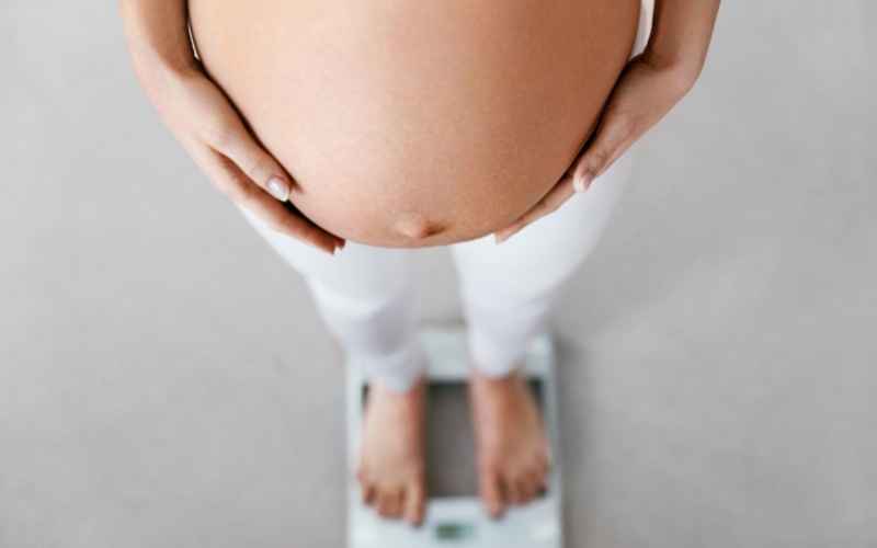 Bà bầu tăng cân quá nhiều hoặc quá ít đều không tốt cho thai nhi. (Ảnh: Sưu tầm Internet)