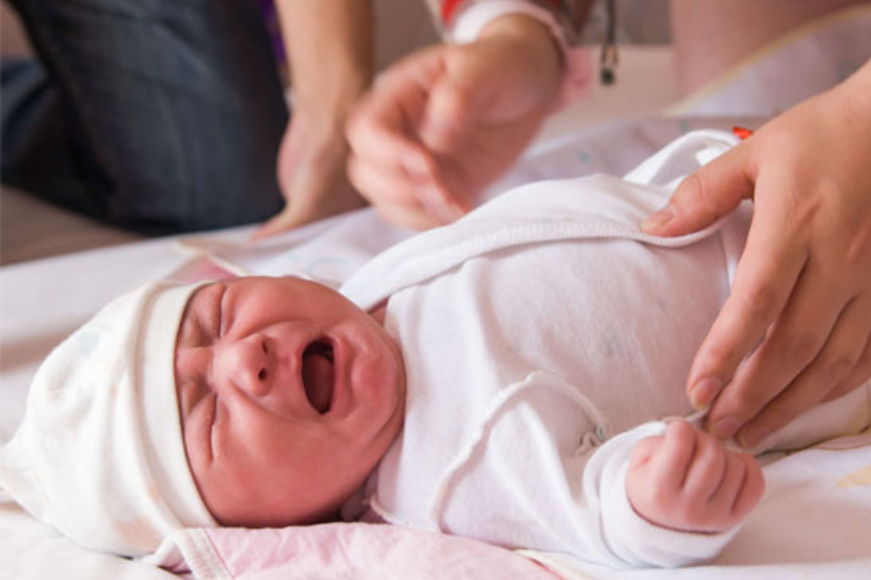 Trẻ quấy khóc khóc là một trong những dấu hiệu để mẹ biết trẻ muốn ti sữa (Ảnh: Sưu tầm Internet)