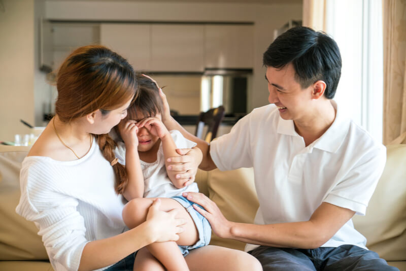 Tập tính kiên nhẫn khi dạy trẻ đánh vần tiếng Việt. (Ảnh: Sưu tầm Internet)