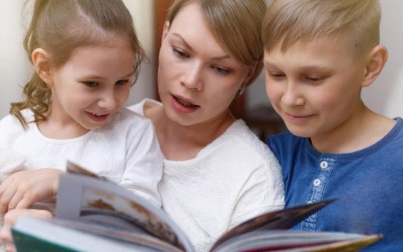 Đọc sách thường xuyên cùng con hỗ trợ rất tốt cho việc phát triển não bộ của trẻ. (Ảnh: Sưu tầm Internet)