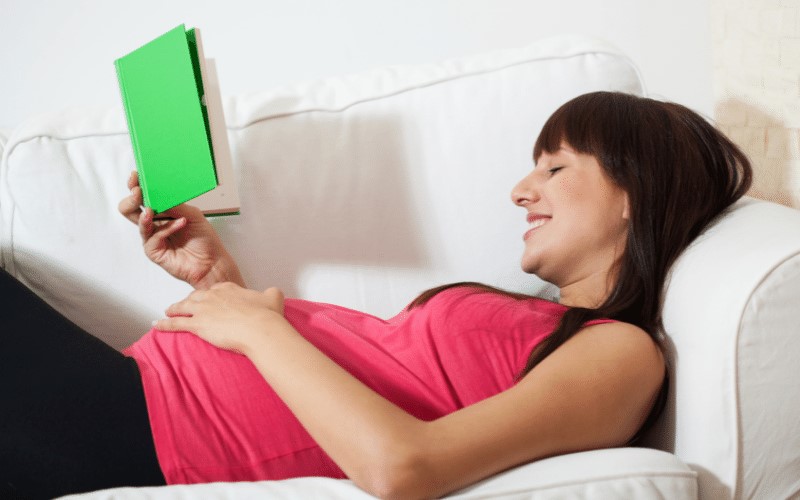 Nên mua sách thai giáo trước khi mang thai. (Ảnh: Sưu tầm Internet)