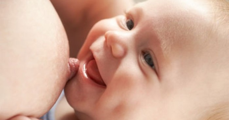 Nuôi con bằng sữa mẹ là cách tốt nhất để trẻ phát triển an toàn và khỏe mạnh (Ảnh: Sưu tầm Internet)