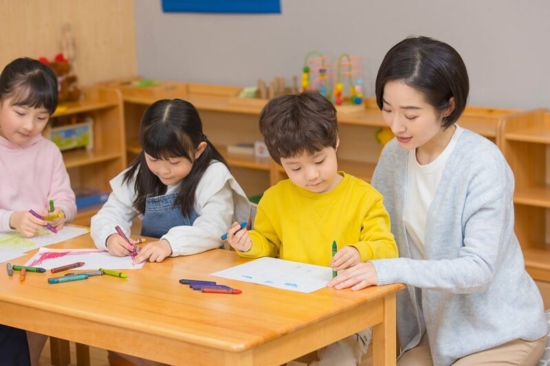 Tạo sự hứng thú trong quá trình học của bé. (Ảnh: Monkey)