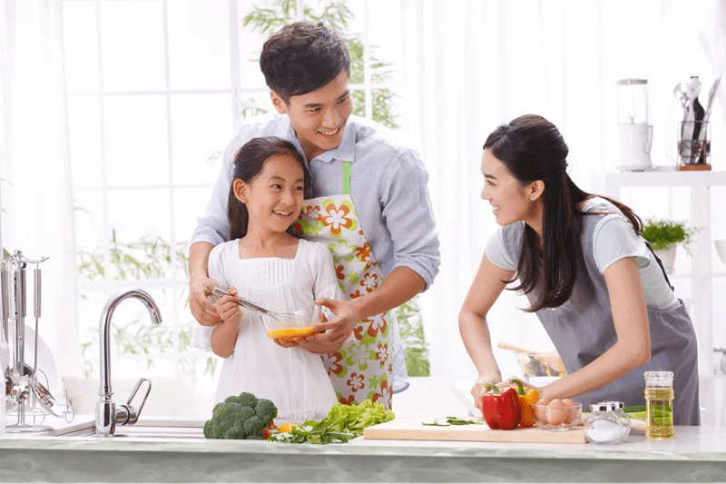 Những điều mà ba mẹ cần tránh nếu muốn trẻ chủ động dọn dẹp nhà cửa. (Ảnh: Sưu tầm Internet)