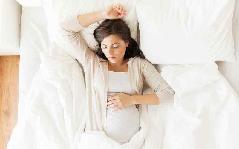 Nằm ngửa khiến bà bầu 7 tháng cảm thấy khó chịu. (Ảnh: Sưu tầm Internet)