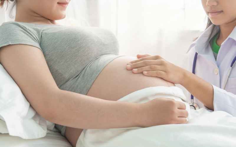 Bà bầu cần đi khám khi thấy xì hơi nhiều kèm các triệu chứng bất thường. (Ảnh: Sưu tầm Internet)