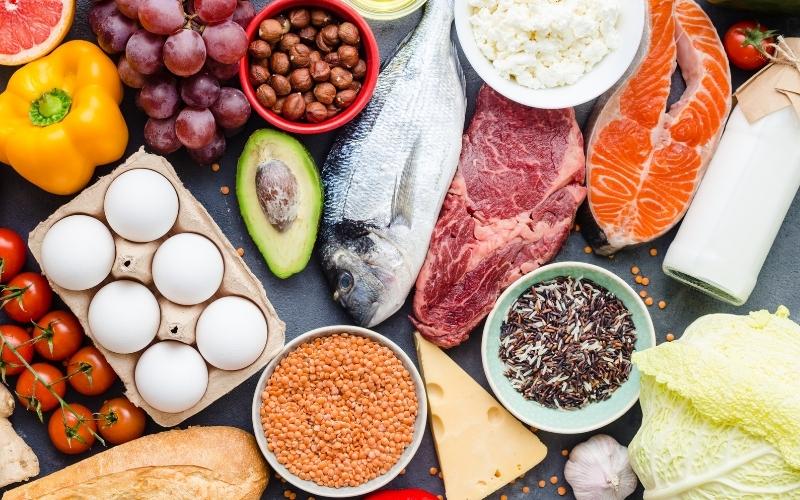 Cung cấp đủ các nhóm dinh dưỡng cần thiết trong mỗi bữa ăn. (Ảnh: Sưu tầm Internet)