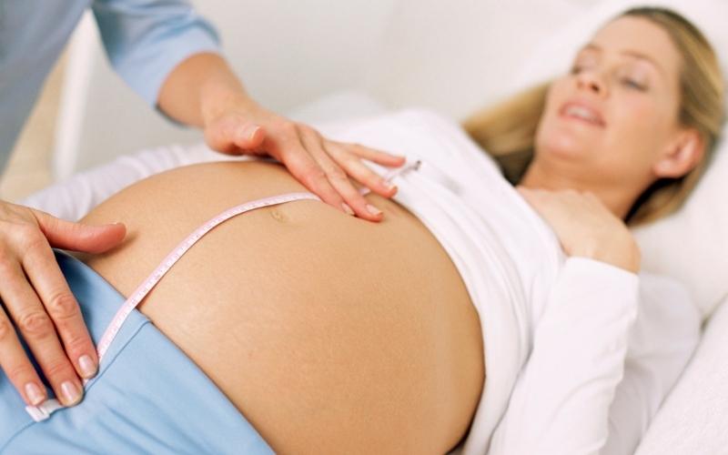 Mẹ bầu nên đi khám thai thường xuyên. (Ảnh: Sưu tầm Internet)