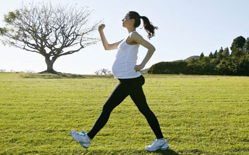 Tập thể dục đem lại nhiều lợi ích cho bà bầu trong đó có điều trị rạn da. (Ảnh: Sưu tầm Internet)