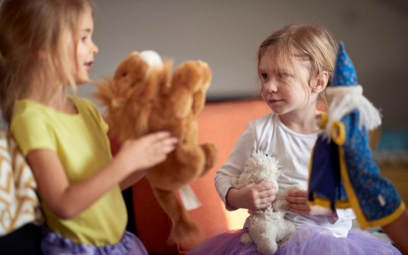 Gia đình búp bê là trò chơi yêu thích của nhiều bạn nữ. (Ảnh: Sưu tầm Internet) 