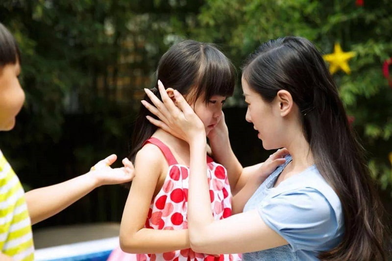 Thay vì chỉ trích, ba mẹ hãy tìm cách khích lệ để con cố gắng làm tốt hơn. (Ảnh: Sưu tầm Internet)