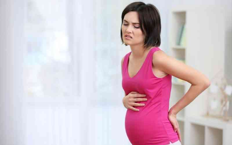 Bà bầu 3 tháng giữa cần đến viện ngay khi thấy dấu hiệu bất thường. (Ảnh: Sưu tầm Internet)