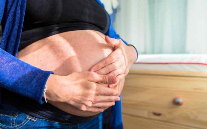 Bà bầu tháng thứ 7 cần tránh xoa bụng. (Ảnh: Sưu tầm Internet)