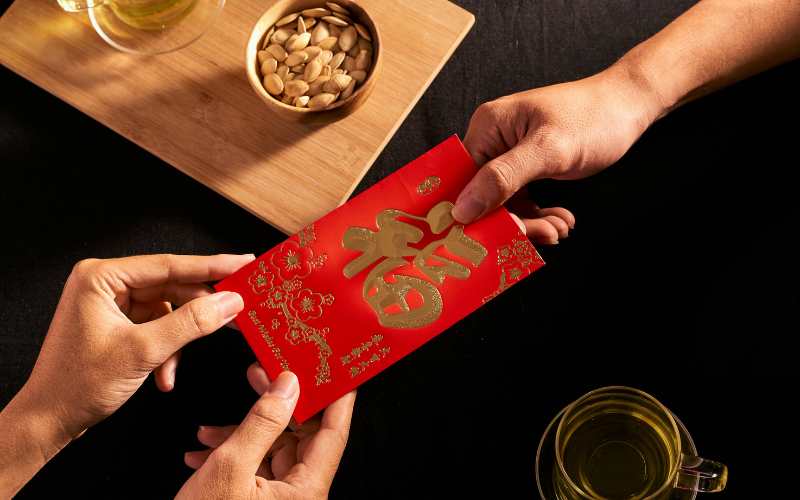 Phong tục lì xì lấy may đầu năm. (Ảnh: Sưu tầm internet)