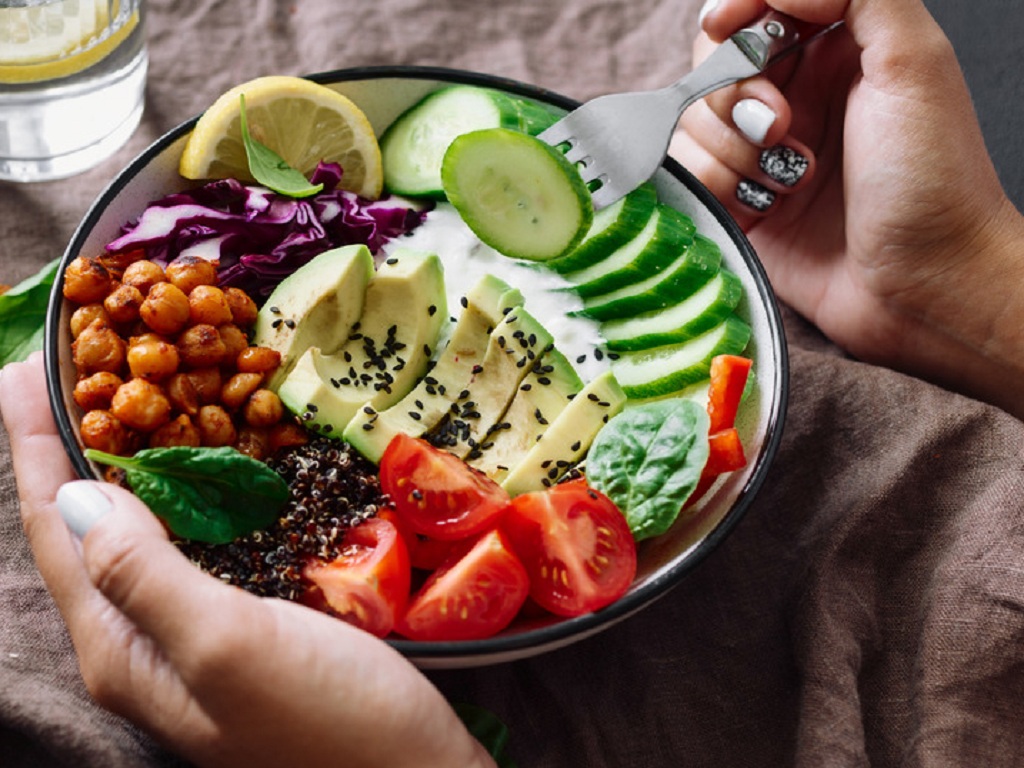  Nên xây dựng chế độ ăn uống hợp lý. (Ảnh: Sưu tầm Internet)