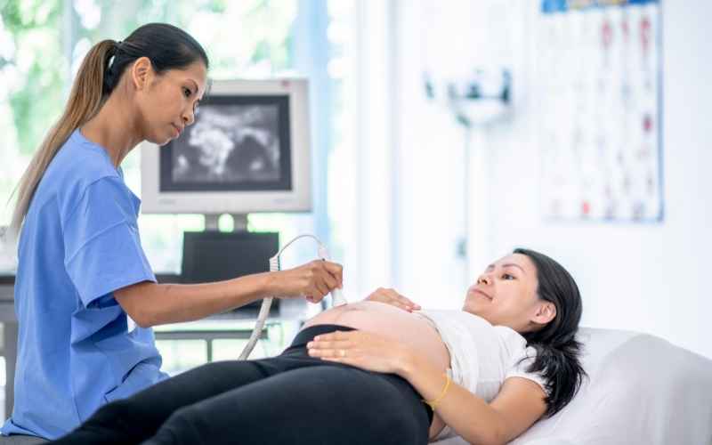 Phụ nữ cần đi khám khi thấy dấu hiệu có thai sau sinh mổ. (Ảnh: Sưu tầm Internet)