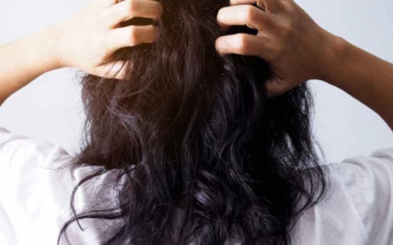 Tóc của mẹ bầu hay bị rụng và xơ rối  (Ảnh: Sưu tầm Internet)