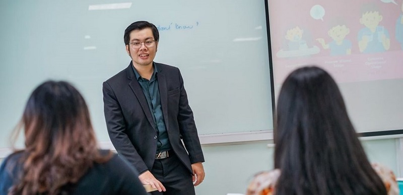 Phong thái tự tin là yếu tố cần thiết mà mỗi giáo viên cần có. (Ảnh: Tesolcourse.edu.vn)