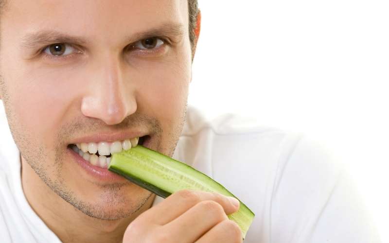 Hướng dẫn ăn dưa chuột đúng cách. (Ảnh: Sưu tầm Internet)