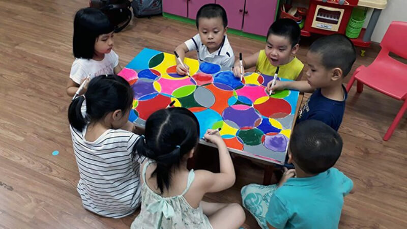 Dạy trẻ cách nhìn cuộc sống với nhiều sắc màu tươi sáng. (Ảnh: Sưu tầm Internet)