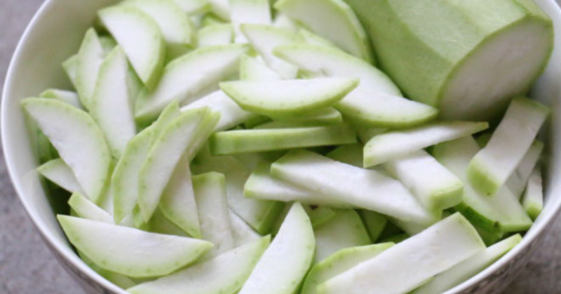 Phần ruột bầu cũng chứa rất nhiều chất dinh dưỡng mà các mẹ bỉm không nên bỏ qua khi chế biến món ăn (Ảnh: Sưu tầm Internet)