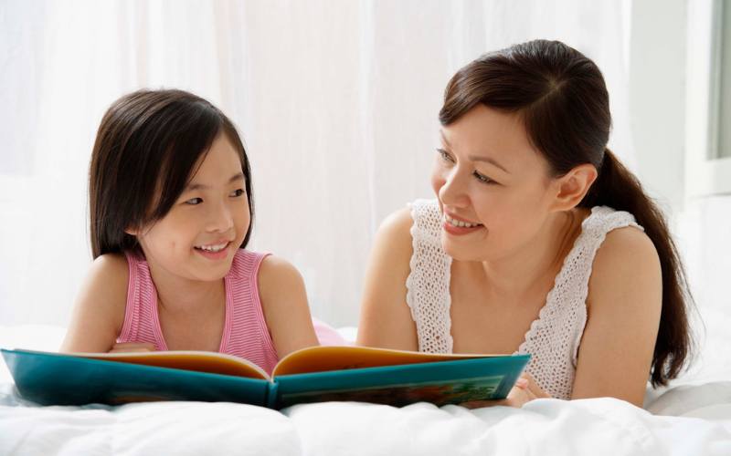 Bé kể lại chuyện Hai anh em cho mẹ nghe. (Ảnh: Sưu tầm Internet)