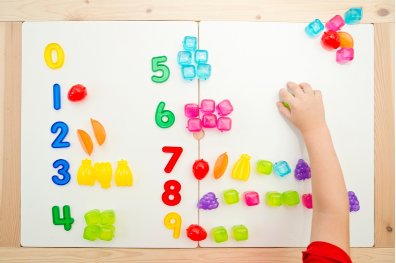 Dạy trẻ đếm nhảy số. (Ảnh: Sưu tầm Internet)