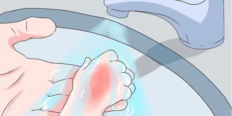 Rửa vết thương bằng nước mát, không chườm đá lạnh lên vết bỏng (Ảnh: Sưu tầm internet)