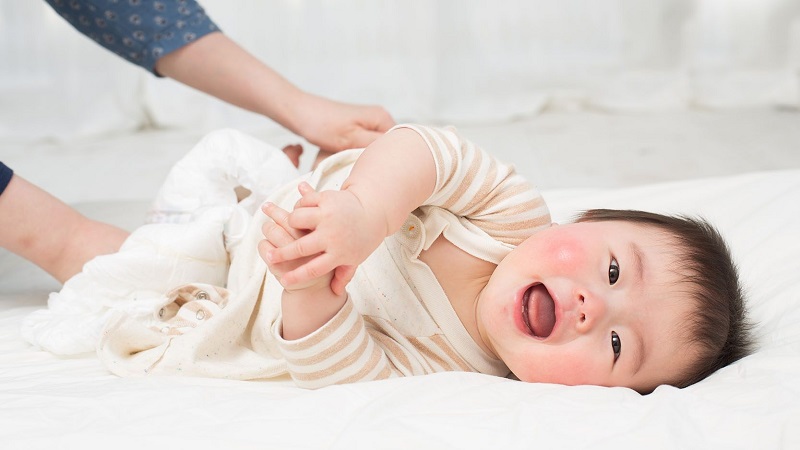 Khi trẻ không dung nạp đường Lactose mẹ nên cho bé bú sữa mẹ (Ảnh: Sưu tầm Internet)