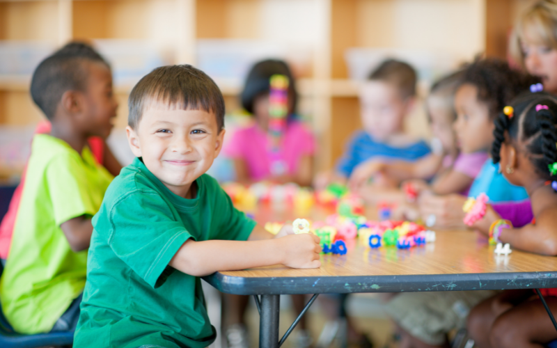 Các trò chơi xếp thẻ luôn kích thích tính tò mò của trẻ em. (Ảnh: Sưu tầm Internet)