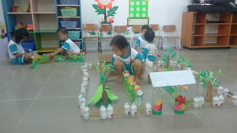 Trò chơi xây hàng rào phát triển tư duy toán học cho các bé. (Ảnh: Sưu tầm Internet)