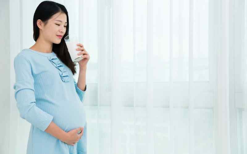 Uống sữa trước khi đi ngủ giúp thai phụ ngủ ngon hơn. (Ảnh: Sưu tầm Internet)