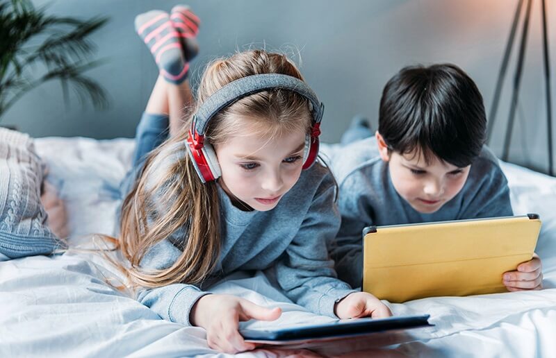 Điều chỉnh tư thế ngồi học ở trẻ. (Ảnh: Sưu tầm Internet)