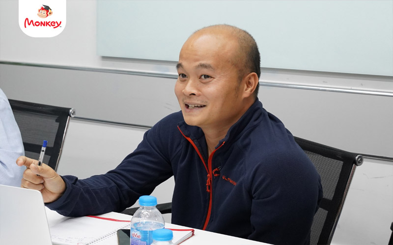 Anh Đào Xuân Hoàng chia sẻ cùng thầy trò trường Đại học Công Nghệ Swinburne Úc